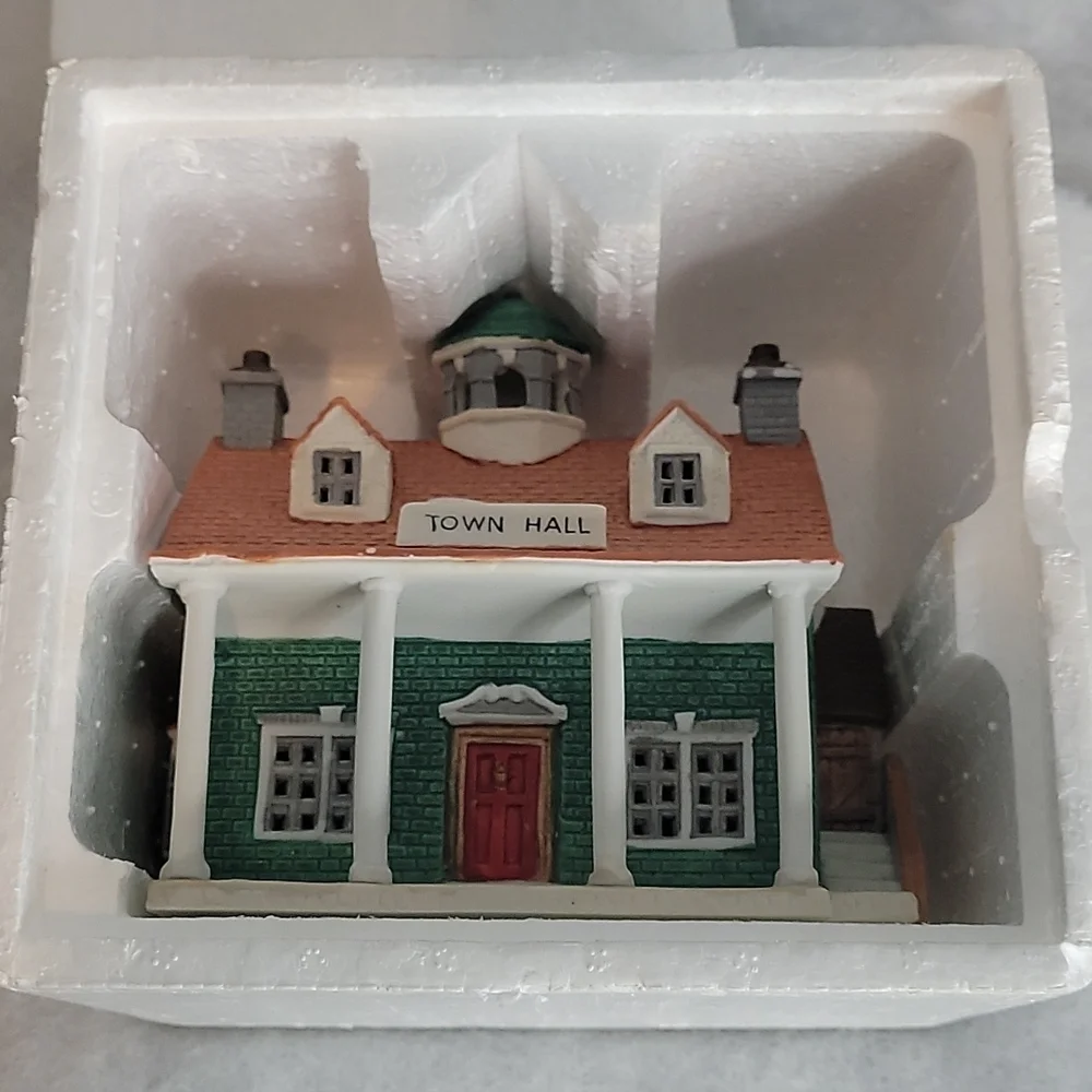 1993 Vintage Lemax Dickensvale Collectibles Town Hall Lighted House 35090